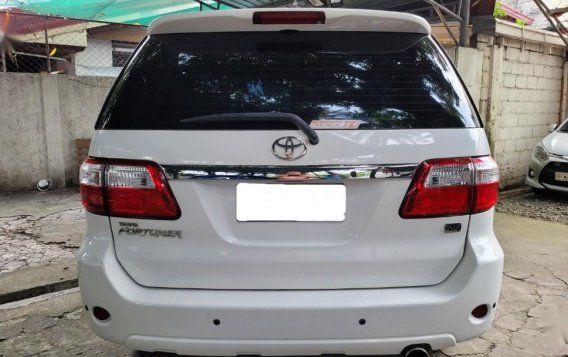 Selling White Toyota Fortuner 2009 in Manila-5