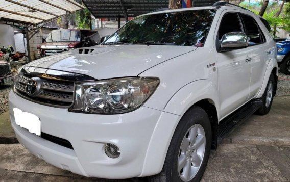 Selling White Toyota Fortuner 2009 in Manila-2