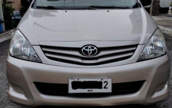 Selling Silver Toyota Innova 2011 in Quezon