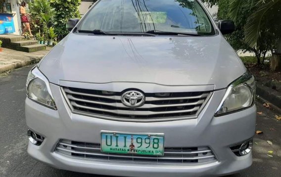 Selling Silver Toyota Innova 2012 in Quezon City-2