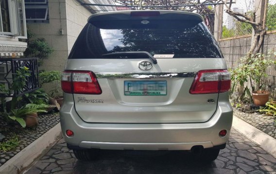 Selling Silver Toyota Fortuner 2011 in Quezon-1