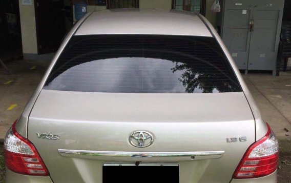 Pearl White Toyota Vios 2011 for sale in Mandaluyong-2