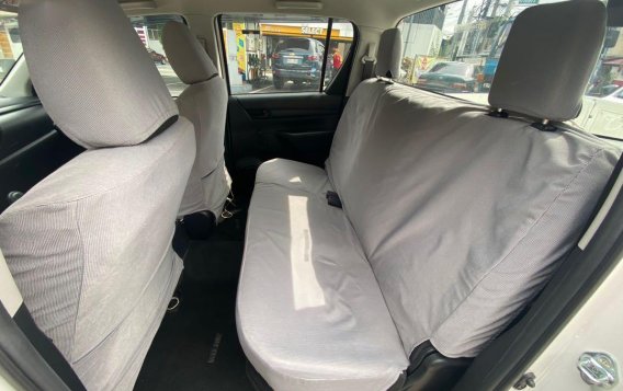 Selling White Toyota Hilux 2019 in Makati-5