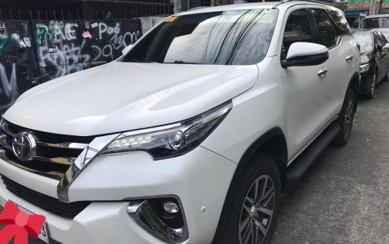 Selling White Toyota Fortuner 2019 in Manila-7