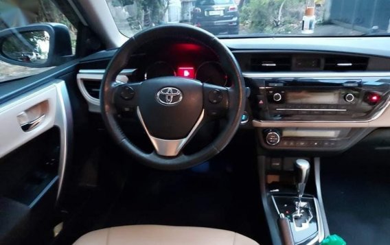 White Toyota Corolla Altis 2015 for sale in Makati-2