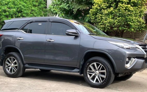 Selling Silver Toyota Fortuner 2018 in Las Piñas-2
