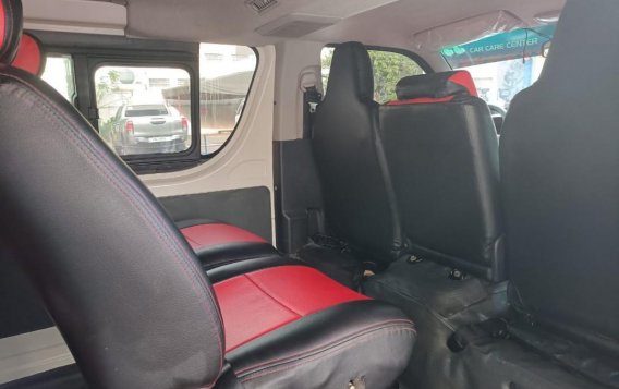 Selling White Toyota Hiace 2018 in Manila-8