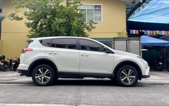 SellingWhite Toyota Rav4 2017 in Makati-5