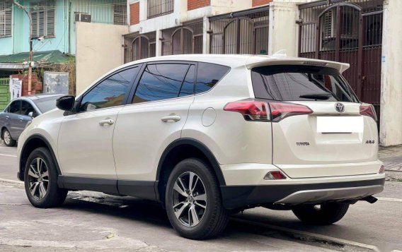 SellingWhite Toyota Rav4 2017 in Makati-4