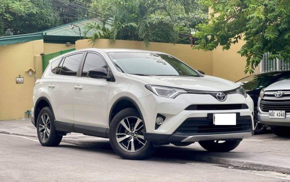 SellingWhite Toyota Rav4 2017 in Makati