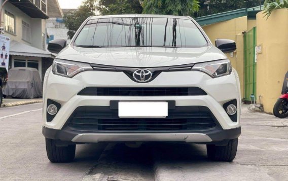 SellingWhite Toyota Rav4 2017 in Makati-1