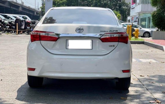 Pearl White Toyota Corolla altis 2015 for sale in Automatic-3