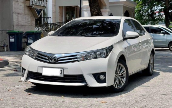 Pearl White Toyota Corolla altis 2015 for sale in Automatic-2