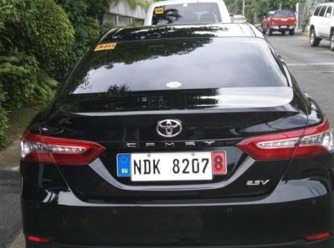 Selling Black Toyota Camry 2019 in Makati-5