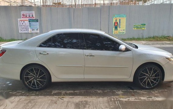 Selling White Toyota Camry 2017 in Manila-3
