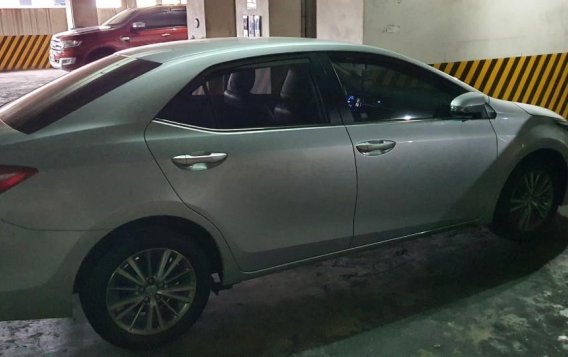 Selling Brightsilver Toyota Corolla Altis 2015 in Quezon-1