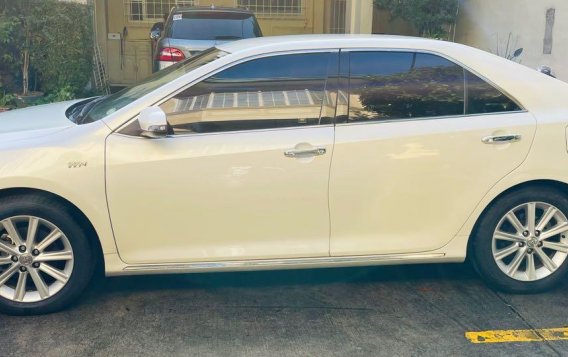 Sell Pearl White 2013 Toyota Camry in Pasig-2
