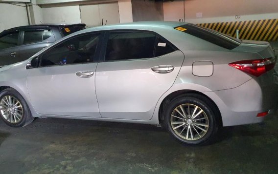 Selling Brightsilver Toyota Corolla Altis 2015 in Quezon-3