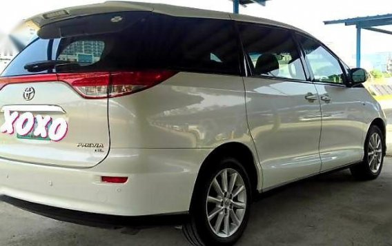 Selling White Toyota Previa 2014 in Makati-3