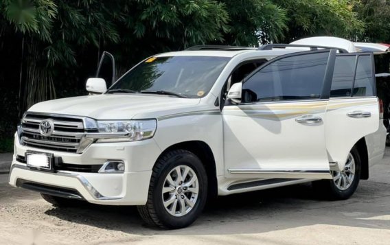 White Toyota Land Cruiser 2018 for sale in Quezon-2