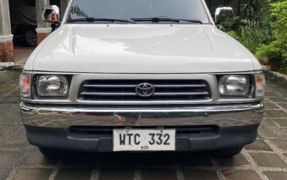 White Toyota Hilux 2001 for sale in Quezon