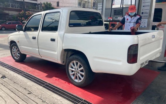 White Toyota Hilux 2001 for sale in Quezon-3
