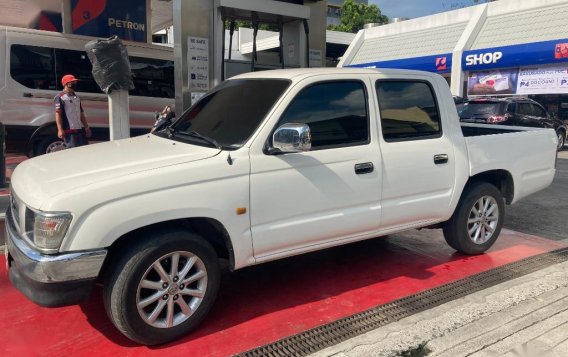 White Toyota Hilux 2001 for sale in Quezon-1