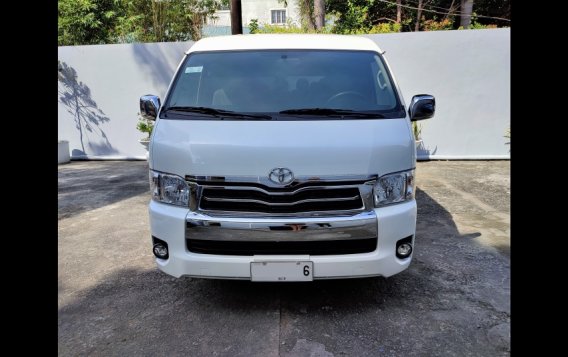 White Toyota Hiace 2015 Van for sale-2