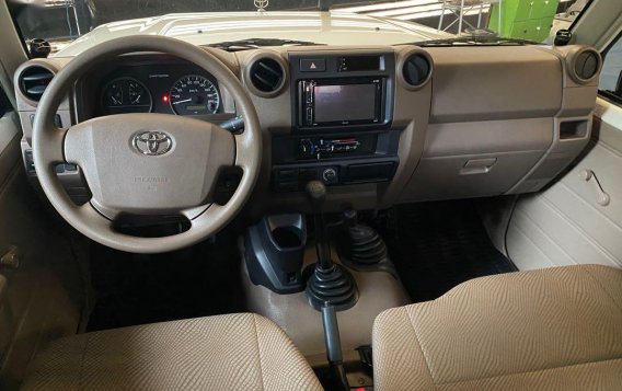 Selling White Toyota Land Cruiser 2020 in Muntinlupa-2