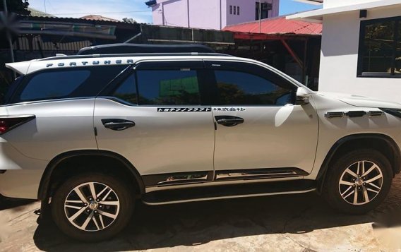 Selling White Toyota Fortuner 2018 in Valencia-4