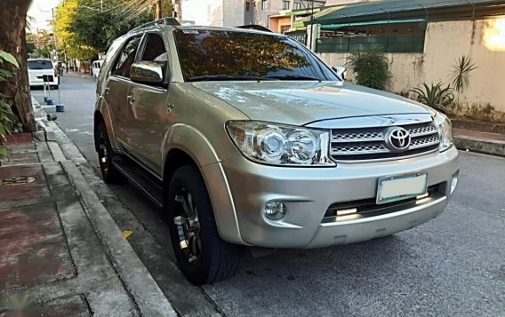 Silver Toyota Fortuner 2010 for sale in Automatic-2