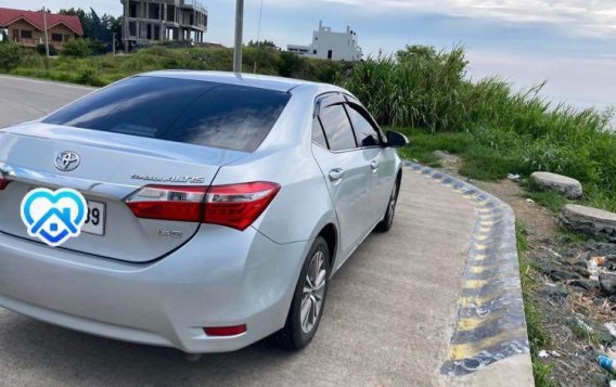 Selling Brightsilver Toyota Corolla Altis 2015 in Cainta-5