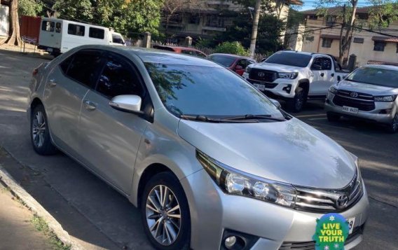 Selling Brightsilver Toyota Corolla Altis 2015 in Cainta