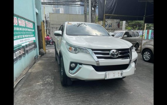 Selling White Toyota Fortuner 2018 SUV -1