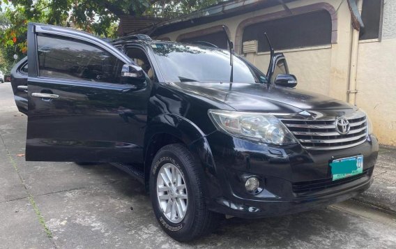 Selling Black Toyota Fortuner 2012 in Quezon City-1