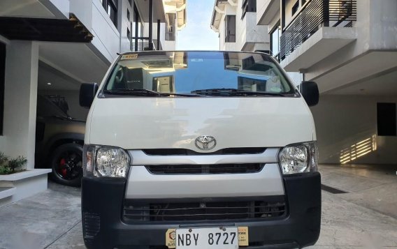 Selling White Toyota Hiace 2018 in Quezon City-8