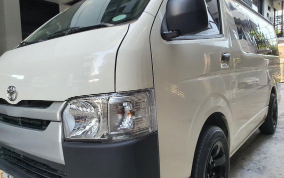 Selling White Toyota Hiace 2018 in Quezon City-4