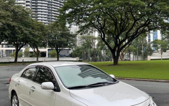 Pearl White Toyota Corolla Altis 2013 for sale in Makati -1