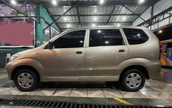 Selling Silver Toyota Avanza 2011 in Taguig