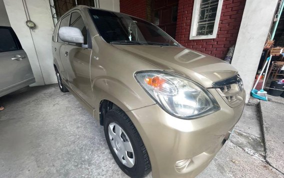 Selling Silver Toyota Avanza 2011 in Taguig-6