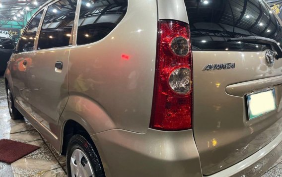 Selling Silver Toyota Avanza 2011 in Taguig-3