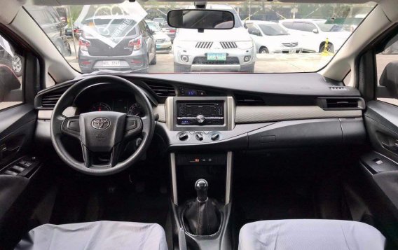 Selling Red Toyota Innova 2017 in Makati-6