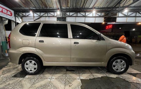 Selling Silver Toyota Avanza 2011 in Taguig-1