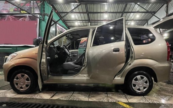 Selling Silver Toyota Avanza 2011 in Taguig-8