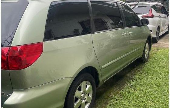 Sell Silver 2010 Toyota Sienna in Quezon City-3