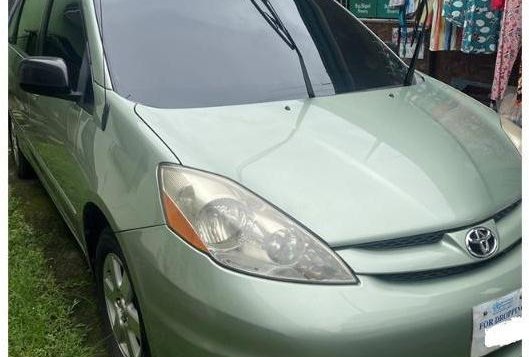 Sell Silver 2010 Toyota Sienna in Quezon City