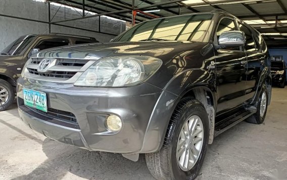 Selling Silver Toyota Fortuner 2007 in Las Piñas-1