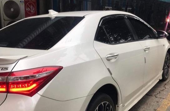 Selling Pearl White Toyota Corolla Altis 2015 in Bulacan-4