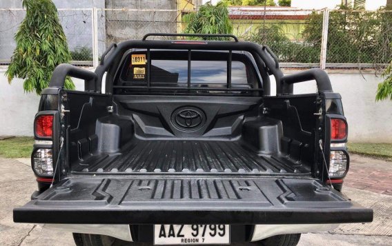 Black Toyota Hilux 2014 for sale in Cebu City-4