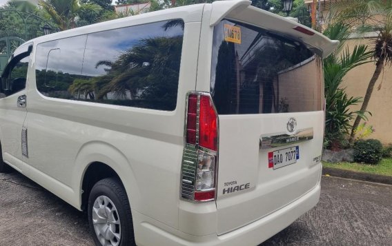 Pearl White Toyota Hiace Commuter 2021 for sale in Malabon -3